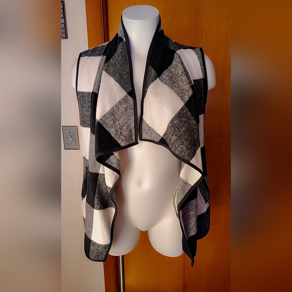 NWT Black & White Plaid Lightweight Vest β One Size Fits Most π€ - Picture 4 of 9